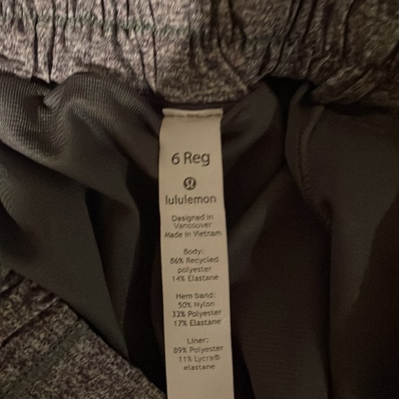 Lululemon hotty hot shorts grey size 6 - Picture 3 of 3